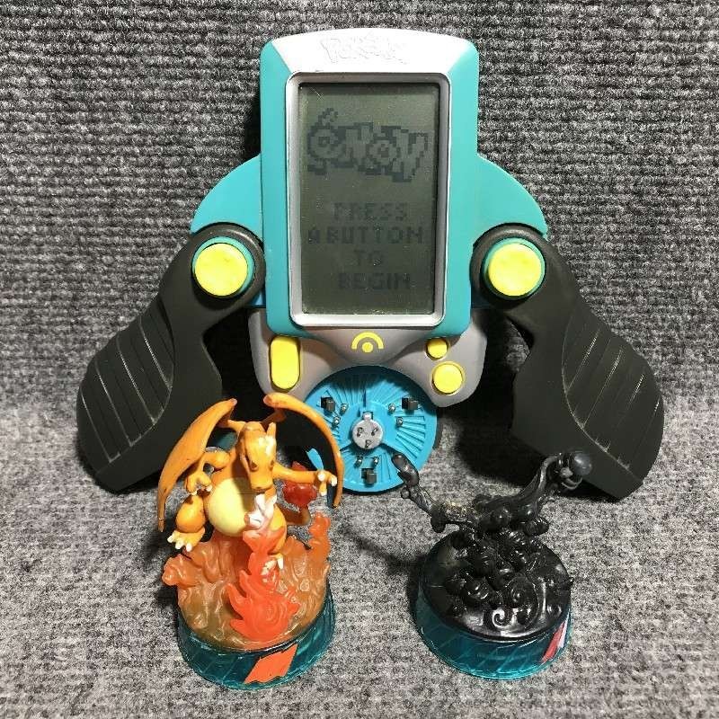 CONSOLA LCD HASBRO POKEMON BATTLE TRAINER+CHARIZARD+RAYQUAZA