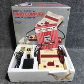 CONSOLA NINTENDO FAMICOM CON CAJA E INSTRUCCIONES NES